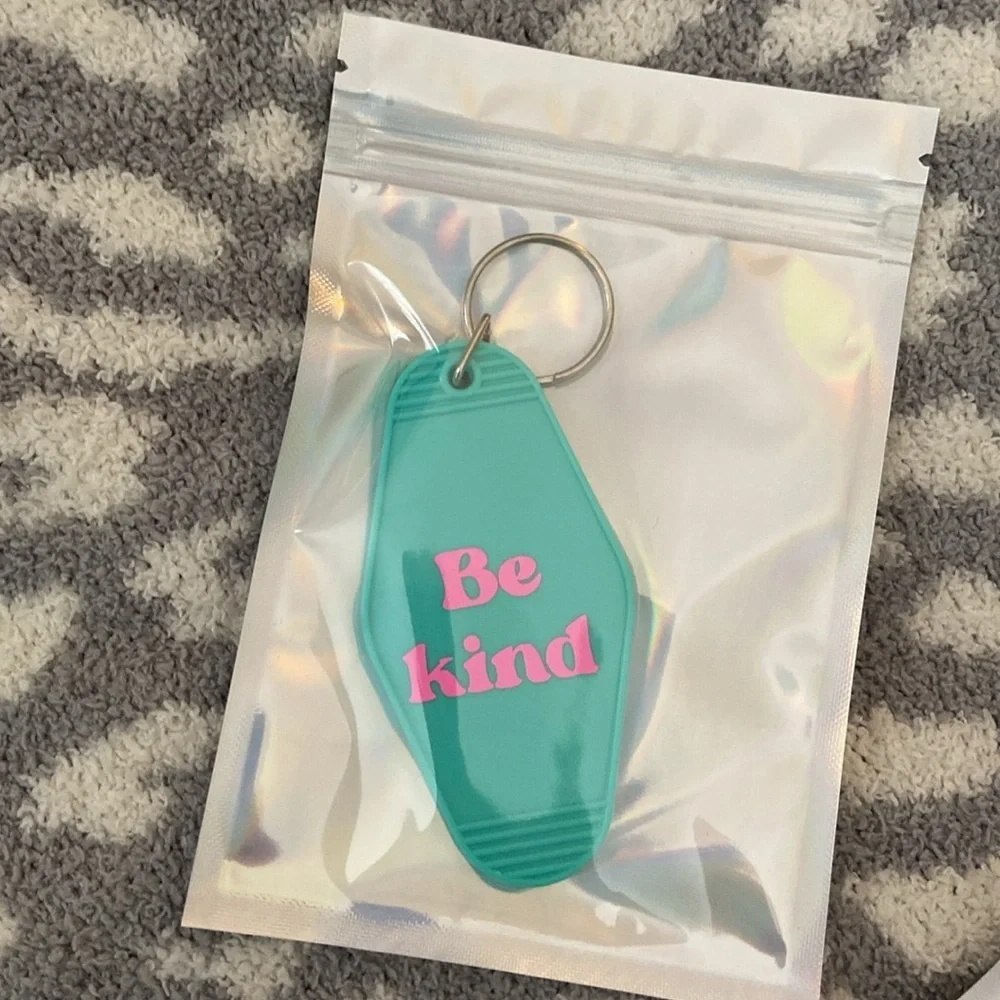HANDMADE MOTEL KEYCHAIN ‘BE KIND’
